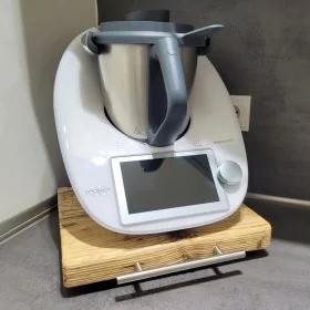Mobile Preview: Gleitbrett / Rollbrett aus Massivholz für Thermomix, Farbe summer, mit rundem Edelstahlgriff, in Küche mit Stein-Rückwand